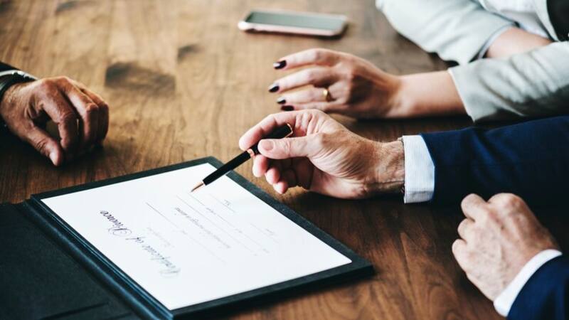 Cuando él estaba moribundo, ella se quedó con 47.000 euros: otra heredera no le creyó nada y la llevó a juicio.