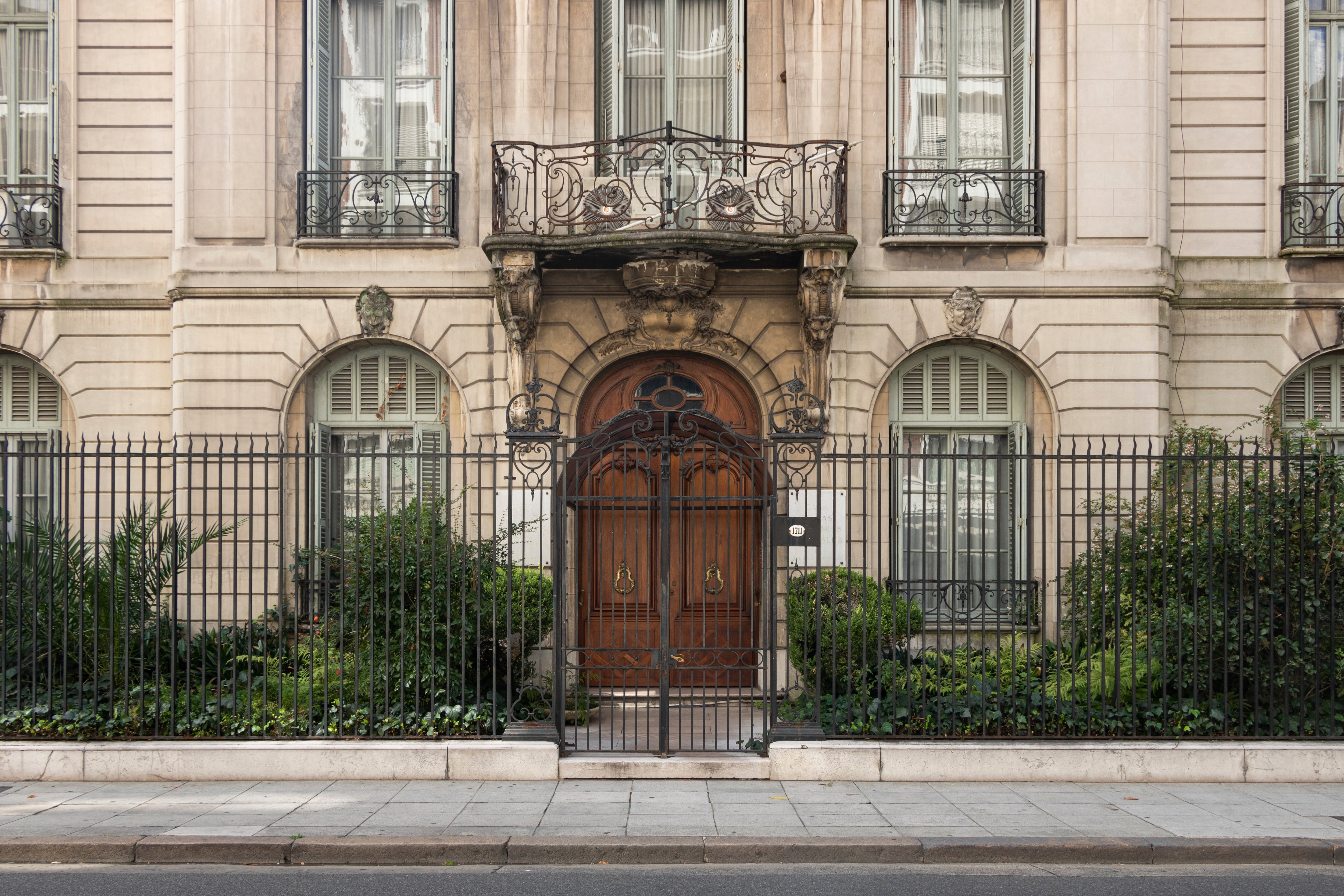 ¿Cuántas horas hay que trabajar para comprar un departamento en Recoleta?