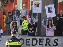 A favor y en contra de Macri, en la plaza de Amsterdam