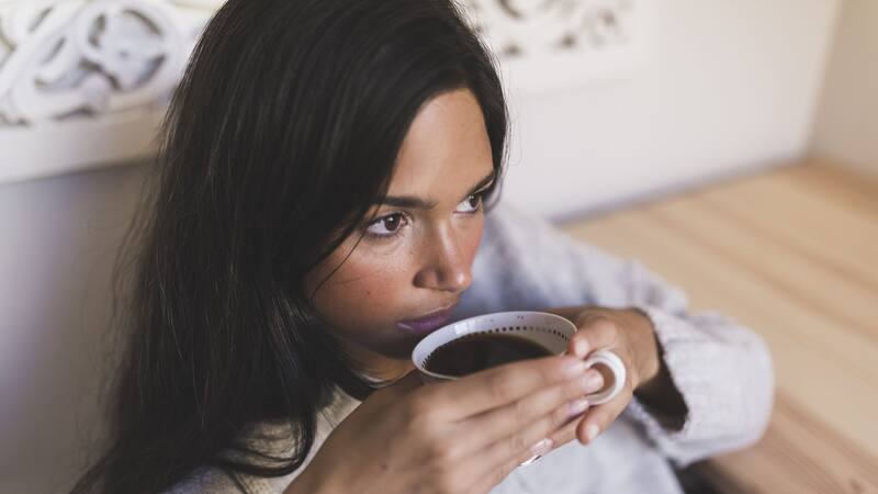 Los beneficios del café en el metabolismo y el apetito no sustituyen una dieta balanceada ni una rutina de ejercicio.