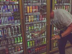 No es alcohol: esta es la bebida que mayor daño le hace al cuerpo y que se consume habitualmente