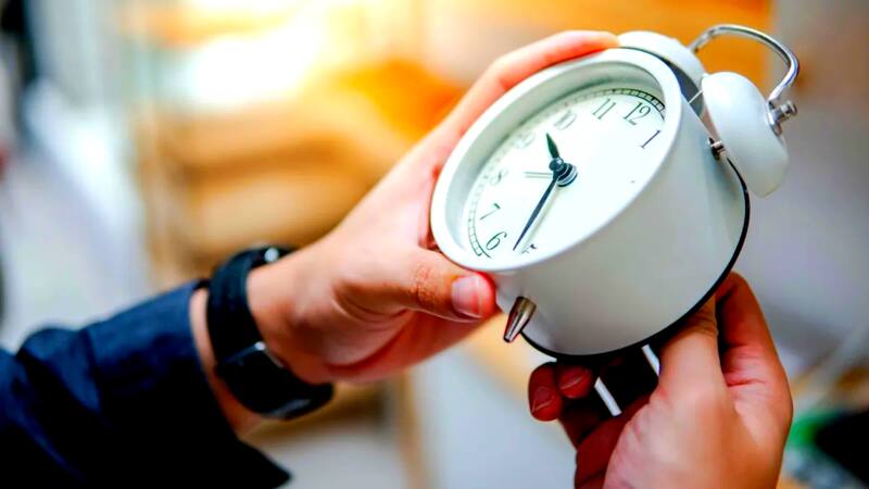 Ajustar los relojes con el horario de invierno ya es una costumbre en esta época.