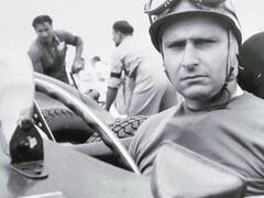 Fangio firmó un contrato en blanco y esta marca lo llevó a la gloria: cumplió 100 años en la Argentina
