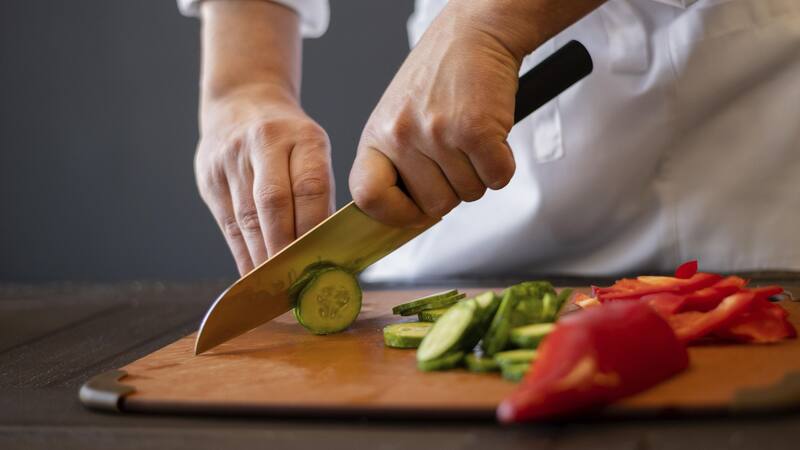 Un cuchillo afilado no solo mejora tu cocina, también la hace más segura.