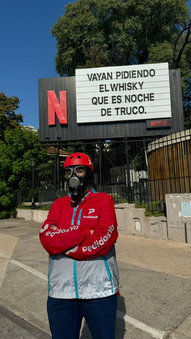 Orianna Cárdenas se puso la máscara de El Eternauta y realizó personalmente algunos pedidos, recreando el momento de la serie.