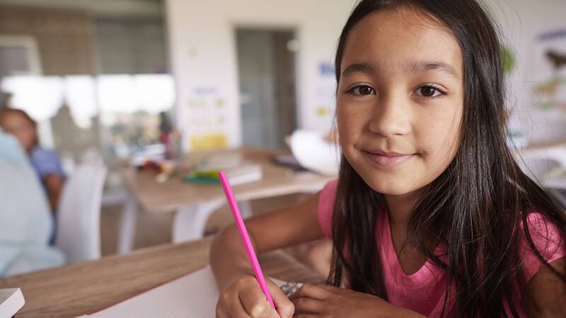 La Beca Benito Juárez 2025 se otorga a estudiantes de educación básica y media superior en México.