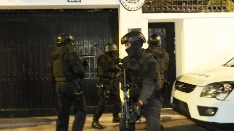 Efectivos ecuatorianos irrumpen en la embajada de México en Quito.
