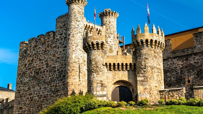 El castillo fue construido inicialmente en tiempos prerromanos, aunque fue consolidado como fortaleza templaria en el siglo XIII.