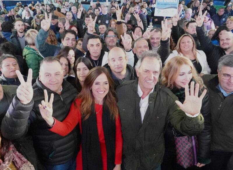 Daniel Scioli y Victoria Tolosa Paz en un plenario de peronistas porteños
