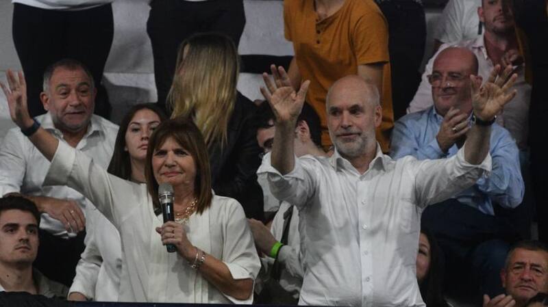 Horacio Rodríguez Larreta junto a Patricia Bullrich, su rival en la interna de Juntos por el Cambio.