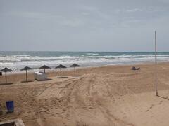 La playa salvaje y desconocida que está a 50 minutos de Murcia y se oculta detrás de un hermoso sendero