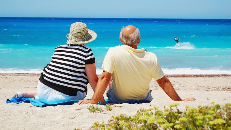 Playas y montañas de todo el mundo, en un listado con las mejores opciones para emigrar después de los 60 años.