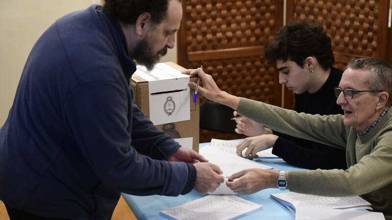 Votación en el consulado argentino en Madrid.