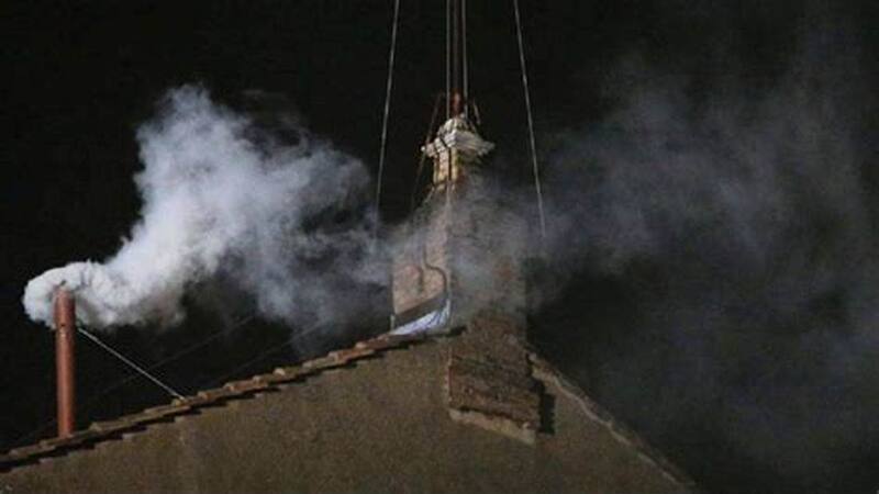 La fumata blanca del vaticano anuncia la definición del nuevo papa. Fuente: archivo