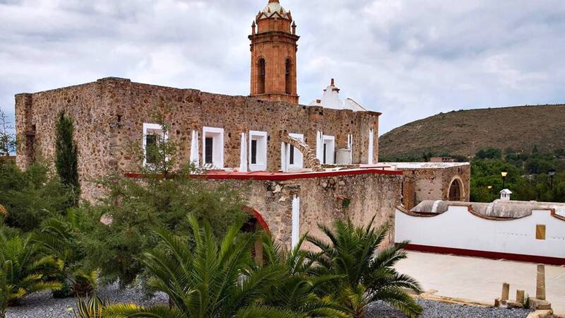 Los paisajes desérticos que rodean son un deleite visual para los amantes de la naturaleza, ofreciendo oportunidades para la fotografía y el senderismo.