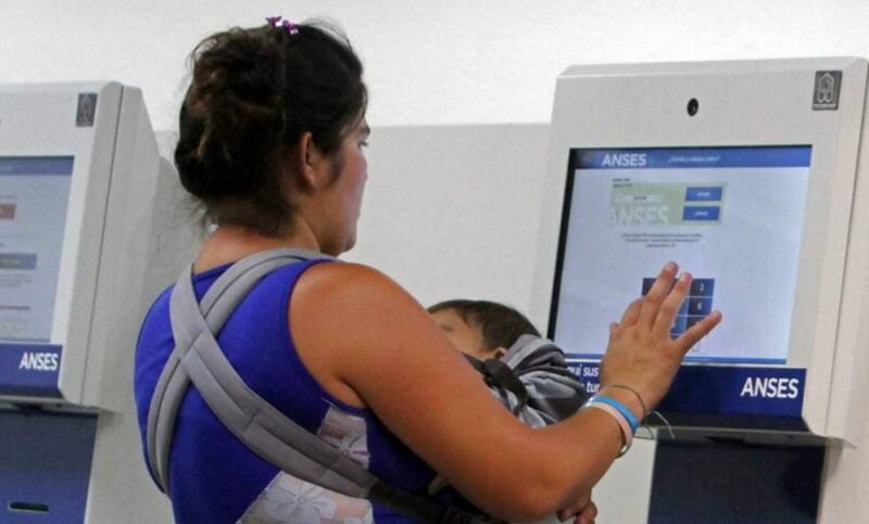 El calendario de cobros de julio 2022 para AUH empezará el viernes 8.