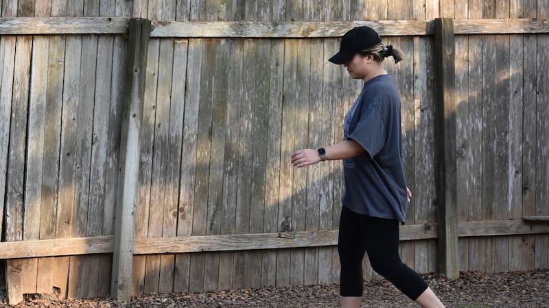 Caminar hacia atrás se usa en entrenamientos de élite.