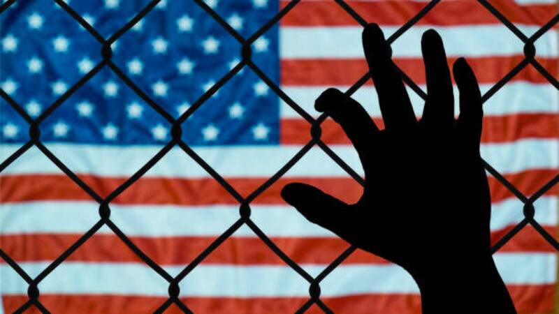 1 de cada 12 cristianos enfrenta riesgo de deportación o vive con un familiar en esta situación. Foto: iStock.