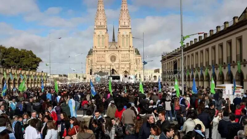 La peregrinación reúne a miles de personas que recorren los 60 kilómetros que separan la ciudad de Buenos Aires de Luján.