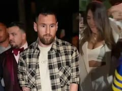 Messi tuvo una increíble reacción cuando un fanático se le acercó con la camiseta de Boca