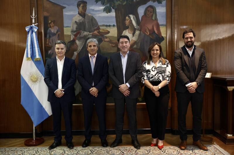 Luiz Fernando Pedrucci, CEO de Renault América Latina y Pablo Sibilla, Presidente y Director General de Renault Argentina, anunciaron inversión de u$s 350 millones a Luis Caputo, Ministro de Economía de Argentina, Pablo Lavigne, Secretario de Comercio e Industria de la Nación y Myrian Prunotto, Vicegobernadora de la Provincia de Córdoba.