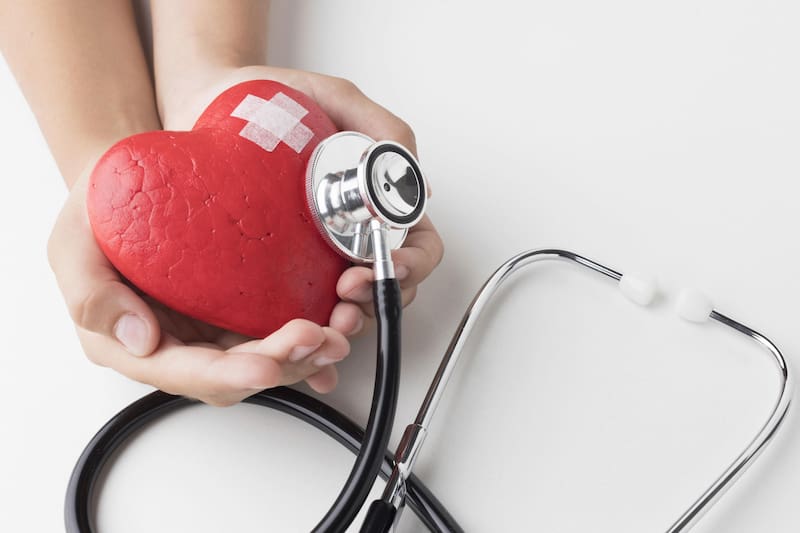 Un IMC elevado en la juventud está asociado con una mayor masa ventricular izquierda en la adultez mayor. (Foto: Freepik)