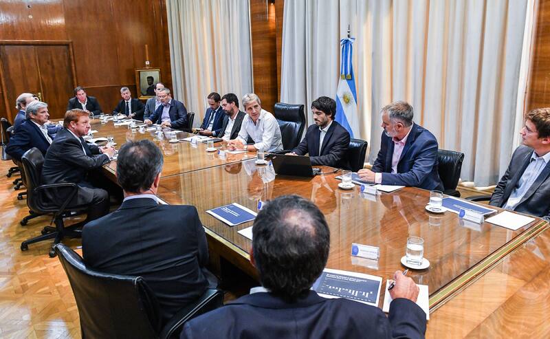 El ministro de Economía, Luis Caputo, junto a los ejecutivos de las principales empresas de consumo masivo