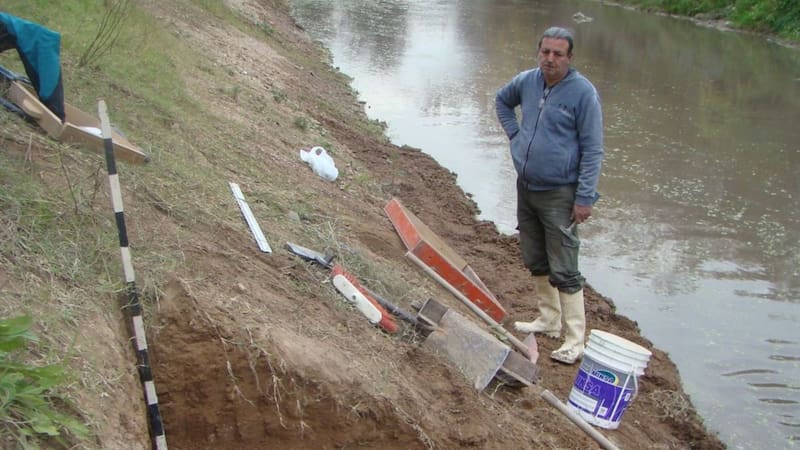Investigadores realizan la excavación en el río Reconquista.