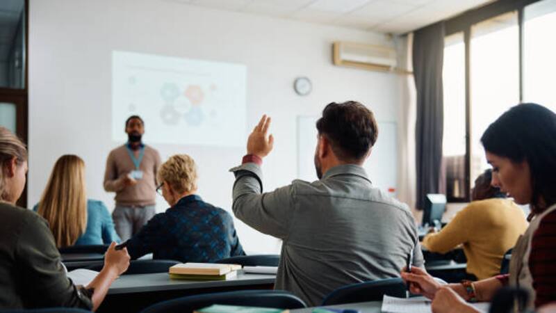 Descubre cómo aplicar a las becas para estudiar de manera gratuita francés en la Embajada de Francia.