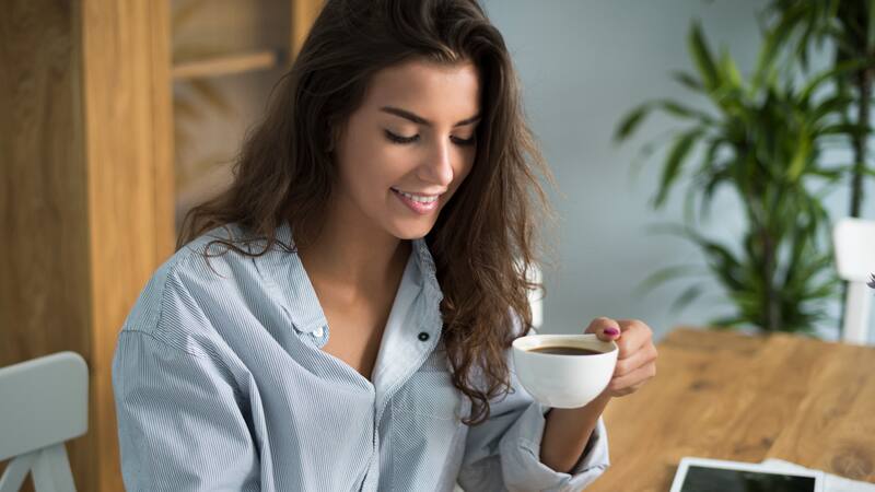 Consumido regularmente, el café puede mejorar el rendimiento cognitivo y retrasar el deterioro mental asociado al envejecimiento (Fuente: Freepik)