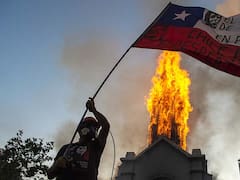 Chile: a un año del estallido social, saquearon y quemaron dos iglesias en Santiago