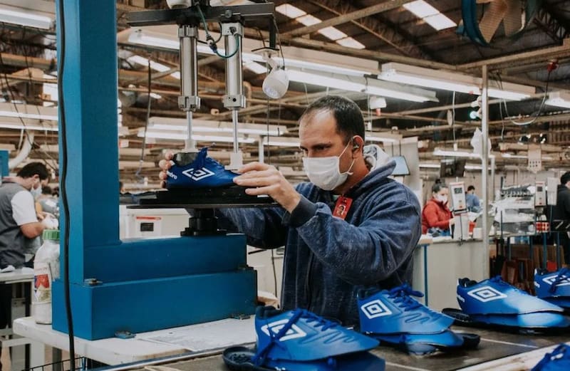 Grupo Dass produce la marca Umbro en el país