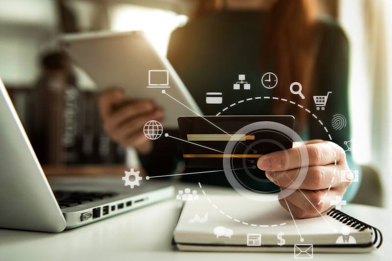 Las compañías financieras 100% digitales están ganando popularidad entre jóvenes y mayores gracias a los elevados tipos de interés que ofrecen por sus depósitos y cuentas remuneradas. (Imagen: Shutterstock)