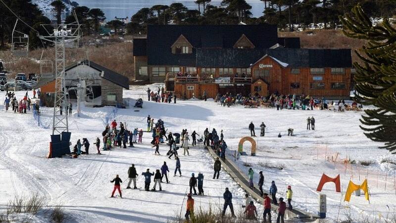 Este destino se destaca por su ubicación al pie de un volcán activo.