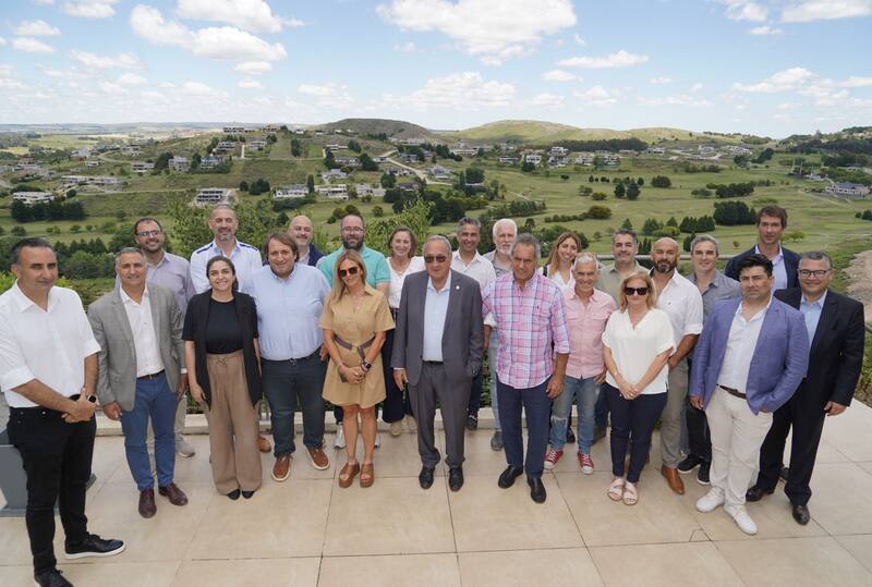 Scioli junto al intendente de Tandil y a los empresarios del turismo local