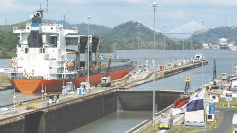 Un buque de carga de Hong Kong cruza el Canal de Panamá