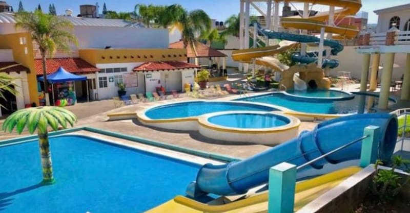 Este balneario de aguas termales con albercas curativas está en un pueblito mágico: ofrece importante descuento para los jubilados y zona de palapas con rica gastronomía.