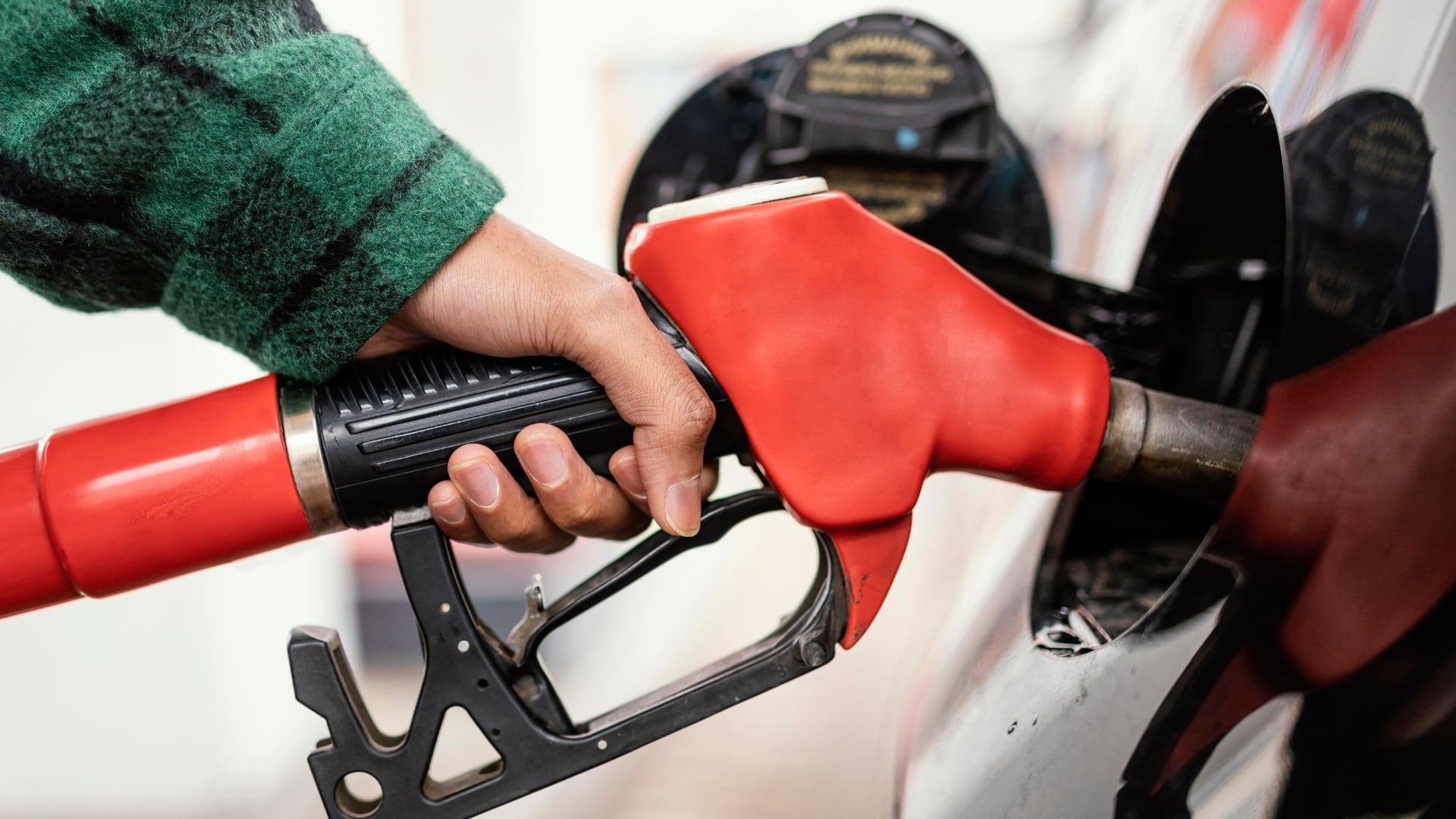El petróleo baja, pero la nafta y el gasoil no: el cuello de botella que mantiene los precios por las nubes