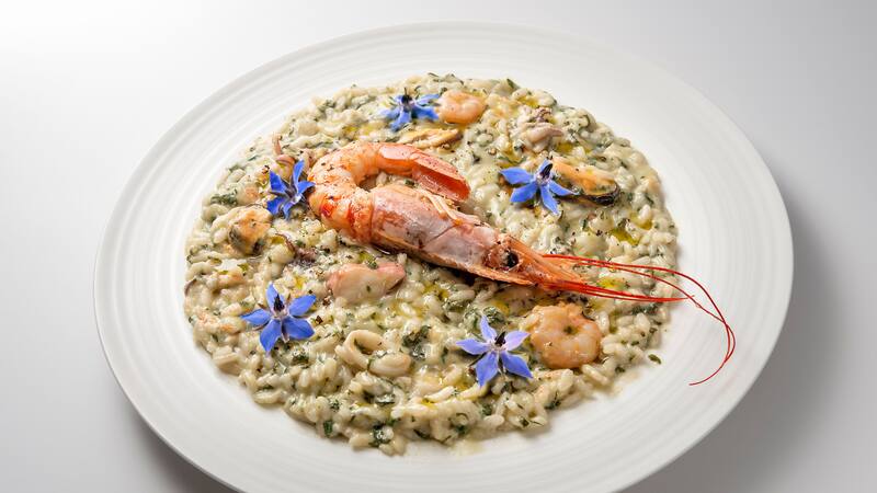 El arroz con borrajas y almejas es una especialidad de la cocina de Aragón.