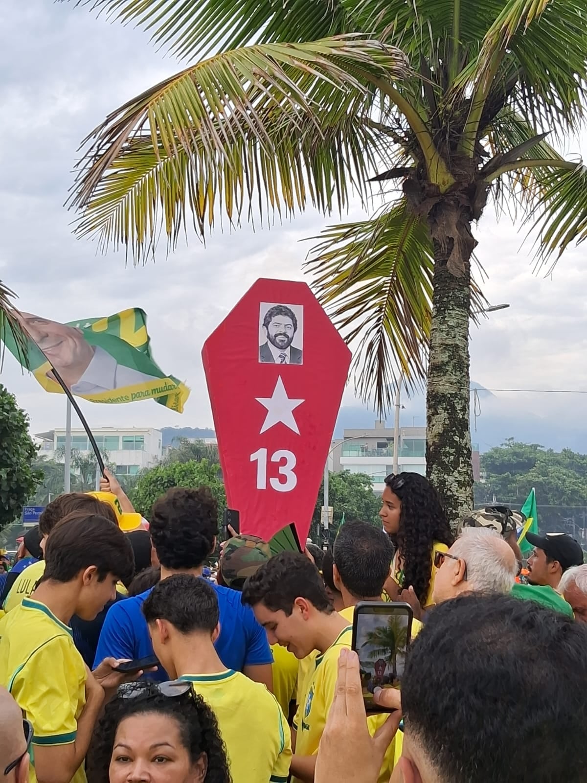 Un ataúd con el rostro de Lula da Silva en el acto de cierre de Flavio Bolsonaro, en Río de Janeiro