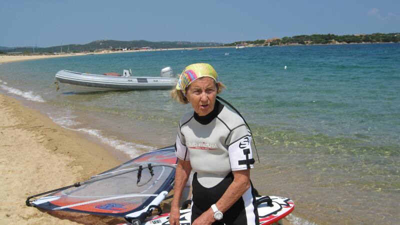Tiene 98 años, practica windsurf y reveló la dieta secreta para la longevidad