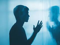 Qué significa que alguien hable solo y en voz alta, según la psicología