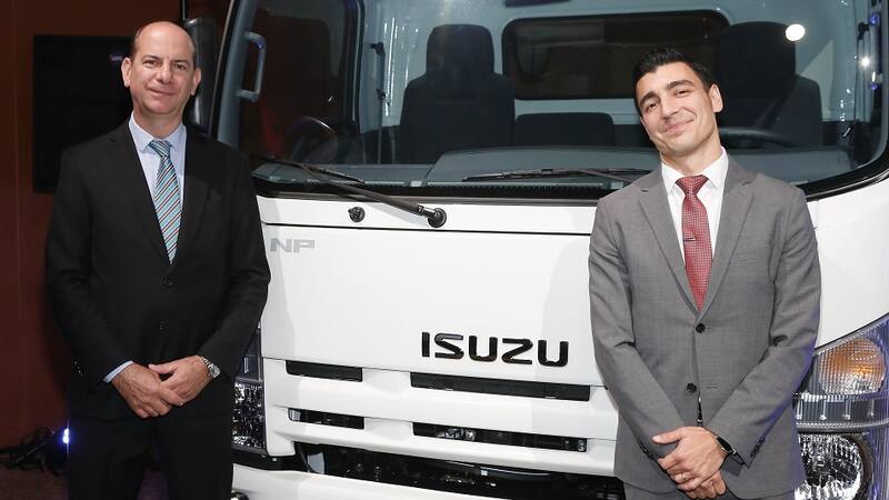 Jorge Portugal y Diego Sánchez Navarro durante la presentación oficial del camión NPR 75.