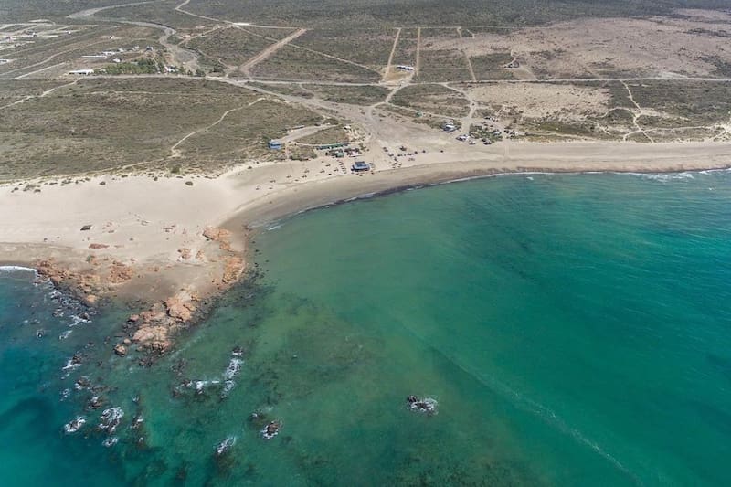 El entorno natural y la infraestructura hacen de esta playa un destino ideal para desconectarse y disfrutar del mar. (Fuente: Instagram @lasgrutasturismooficial)
