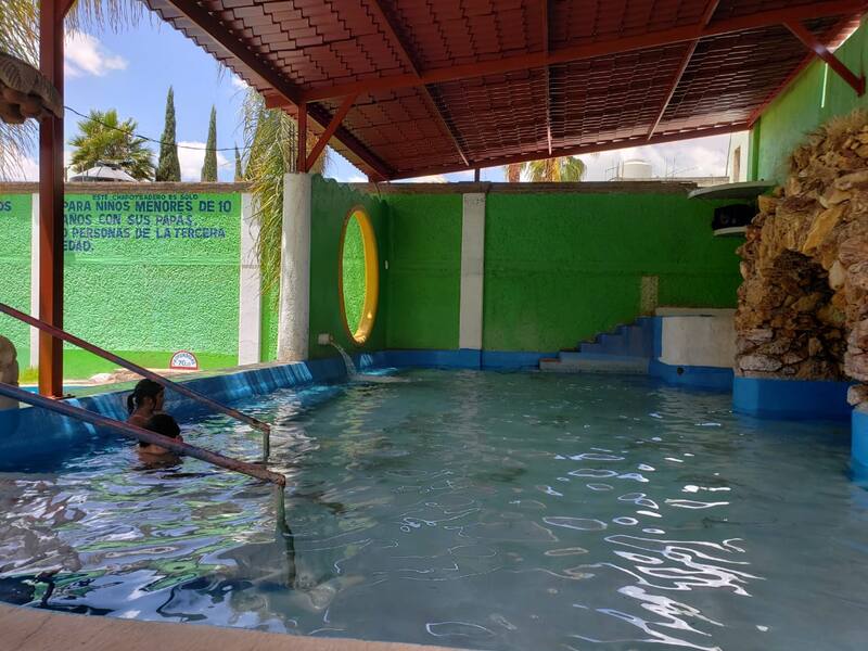 El balneario ofrece piletas techadas para quienes no quieren estar expuestos al sol. Foto: Balneario Xhandos Ajacuba