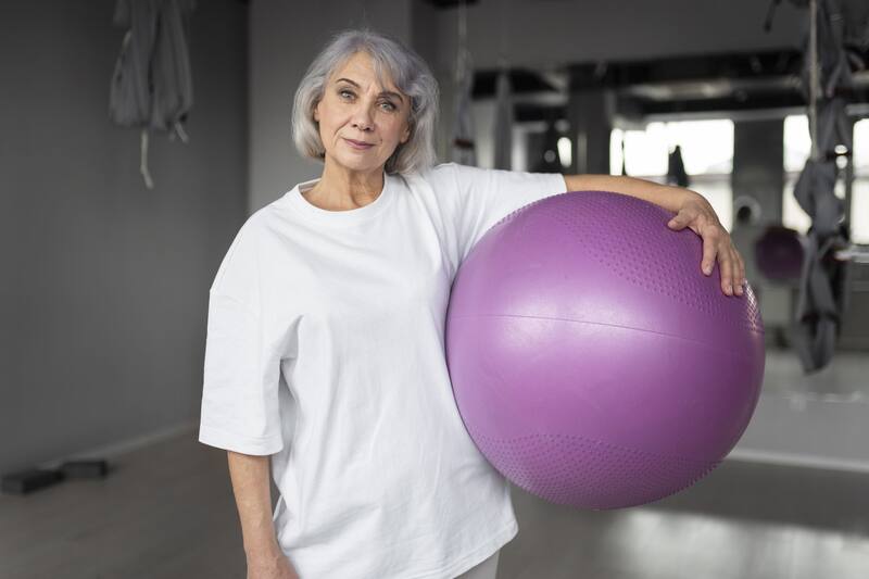 Realizar ejercicios específicos para la espalda y el cuello puede mejorar la calidad de vida a los 50 años. (Foto: Freepik)