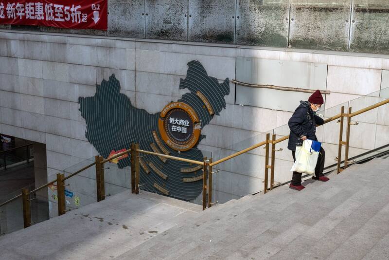 La caída del gigante inmobiliario Evergrande y la crisis del sector inmobiliario también suman para el mal humor inversor. Bloomberg.