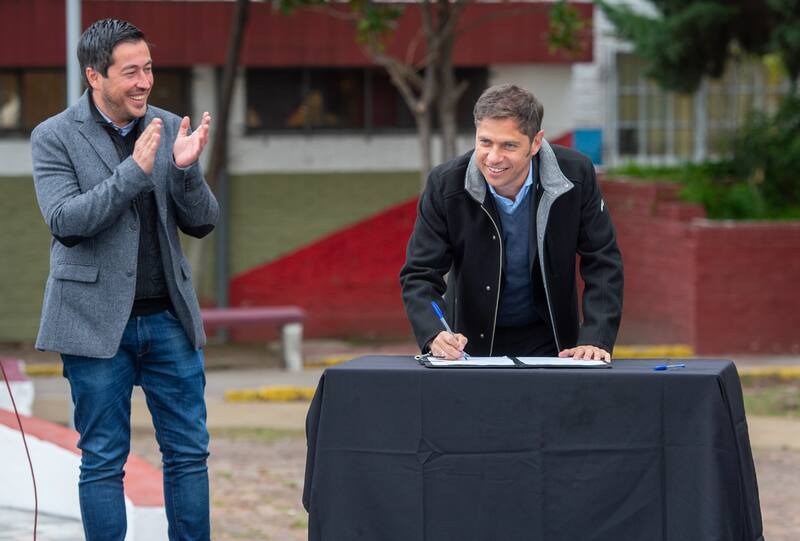 El gobernador de la Provincia de Buenos Aires, Axel Kicillof, en la firma de convenios por el Plan 6x6.