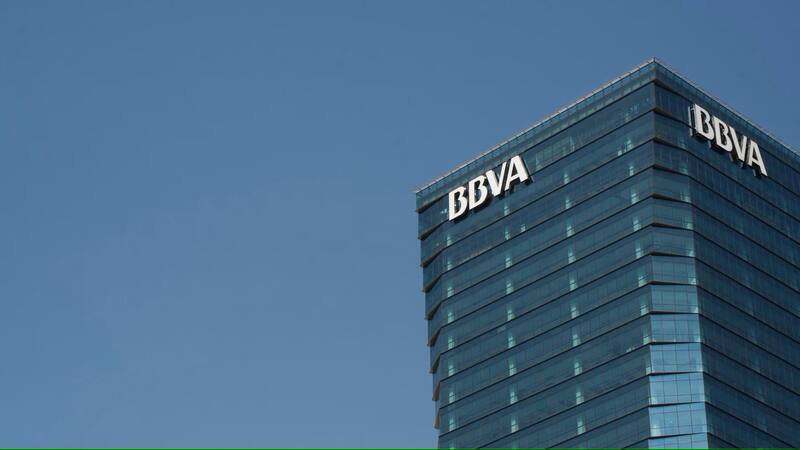 Aumenta la tensión sobre la opa hostil del BBVA contra el Sabadell y Onur Genç sale a la defensiva.