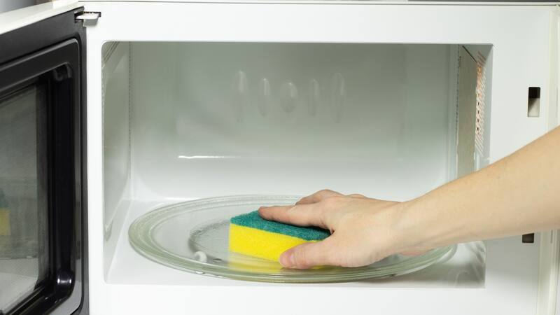 Un sencillo truco casero con ingredientes naturales permite eliminar la grasa, el mal olor y las bacterias sin dañar el microondas.